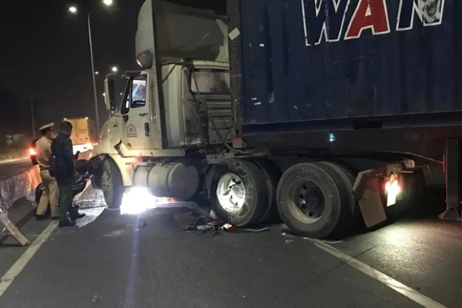 Tin tức tai nạn giao thông hôm nay 30/12/2019: 2 người tử vong trong đêm khi va chạm với container 