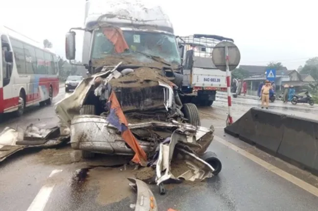 Tin tức tai nạn giao thông hôm nay 31/12/2019: Xe container đâm xe tải nát bét, quốc lộ 1A kẹt cứng 