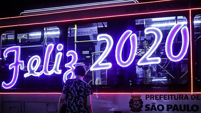 Xe buýt được trang trí chào đón Năm Mới 2020 tại Sao Paulo, Brazil
