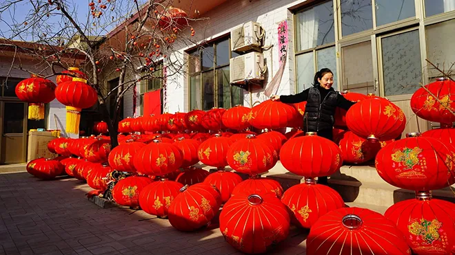Người dân làm đèn lồng chào Năm Mới tại tỉnh Hà Bắc, Trung Quốc. Ảnh: THX