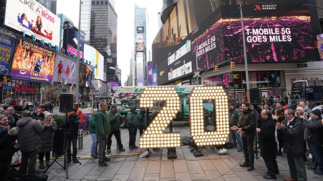 Tấm biển cao 2m chào đón năm mới 2020 được trưng bày tại Quảng trường Thời đại ở New York, Mỹ. 