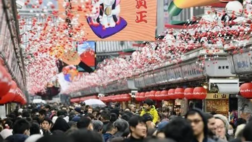 Đường phố được trang hoàng rực rỡ đón Năm Mới 2020 tại Tokyo, Nhật Bản, ngày 30/12/2019. Ảnh: Kyodo/ TTXVN