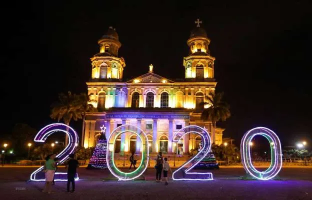 Đường phố được trang hoàng rực rỡ đón Năm Mới 2020 tại Managua, Nicaragua, ngày 29/12/2019. 