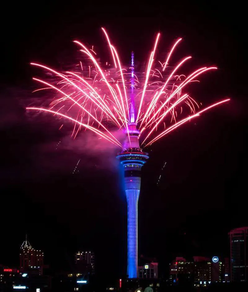 Pháo hoa thắp sáng Sky Tower, Auckland, New Zealand, đón năm 2020.