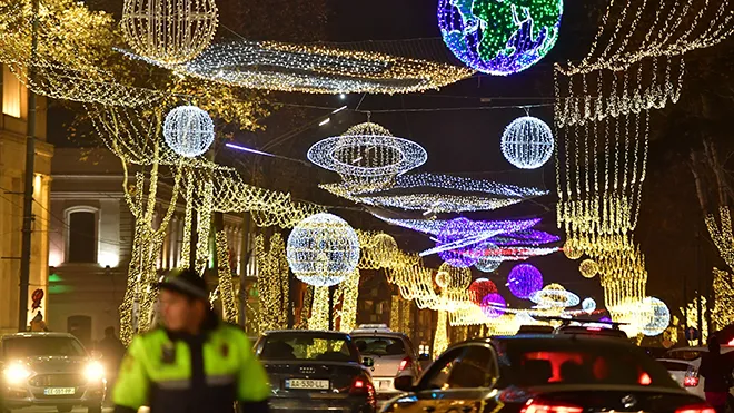 Đường phố được trang hoàng rực rỡ chào đón Năm mới 2020 tại Tbilisi, Gruzia, ngày 25/12/2019.  Ảnh: THX/TTXVN