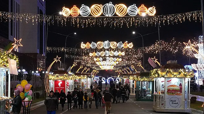  Đường phố được trang hoàng rực rỡ chào đón Năm mới 2020 tại Tashkent, Uzbekistan, ngày 24/12/2019. 