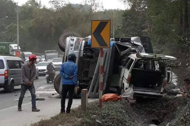 Tin tức tai nạn giao thông hôm nay 6/1/2020: Xe container nổ lốp đâm xe ôtô, 7 người bị thương nặng