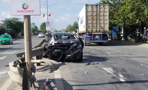 Tin tức tai nạn giao thông hôm nay 6/1/2020: Xe container nổ lốp đâm xe ôtô, 7 người bị thương nặng