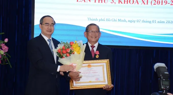 Bí thư Thành ủy TPHCM Nguyễn Thiện Nhân trao Huân chương Lao động hạng Ba cho đồng chí Trần Tấn Ngời.