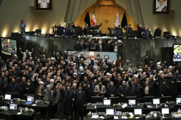 Các nghị sĩ Iran hô vang khẩu hiệu phản đối Mỹ đã giết tướng Qassem Soleimani trong phiên họp mở tại Tehran 