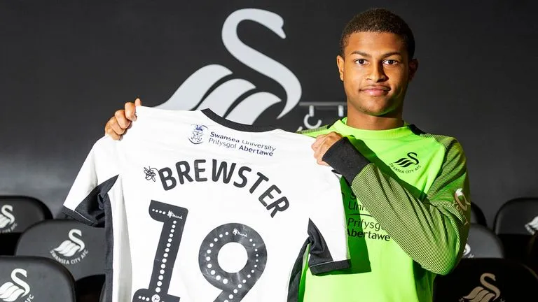 Rhian Brewster chính thức rời Liverpool cập bến Swansea 