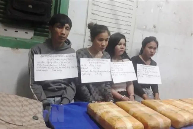 Bắt 4 đối tượng người Lào mang 60.000 viên ma túy vào Việt Nam