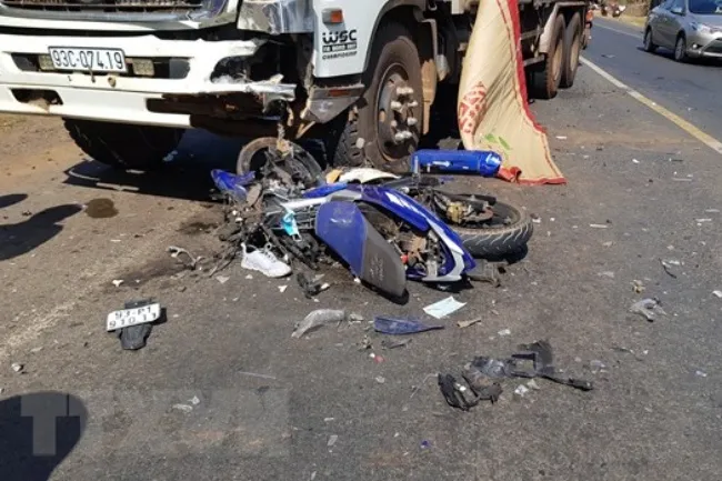 Tin tức tai nạn giao thông ngày 8/1: Xe máy tông trực diện xe tải, 1 thanh niên tử vong 