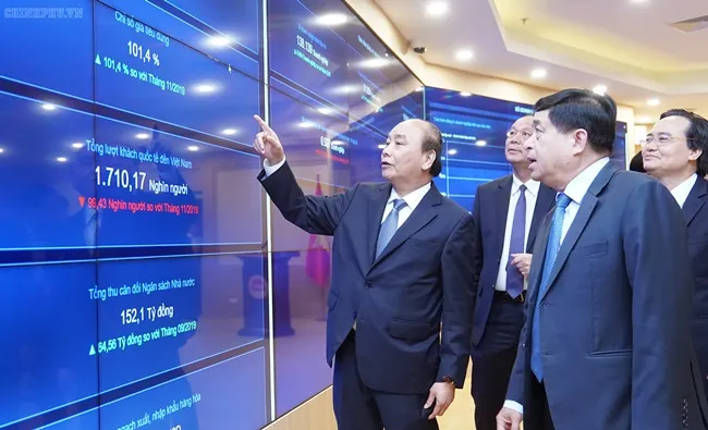 Thủ tướng Nguyễn Xuân Phúc thăm Trung tâm điều hành của Bộ Kế hoạch và Đầu tư. Ảnh: VGP/Quang Hiếu