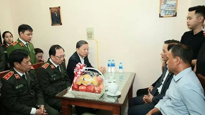 Bộ trưởng Tô Lâm thăm hỏi chia buồn với gia đình đồng chí Dương Đức Hoàng Quân