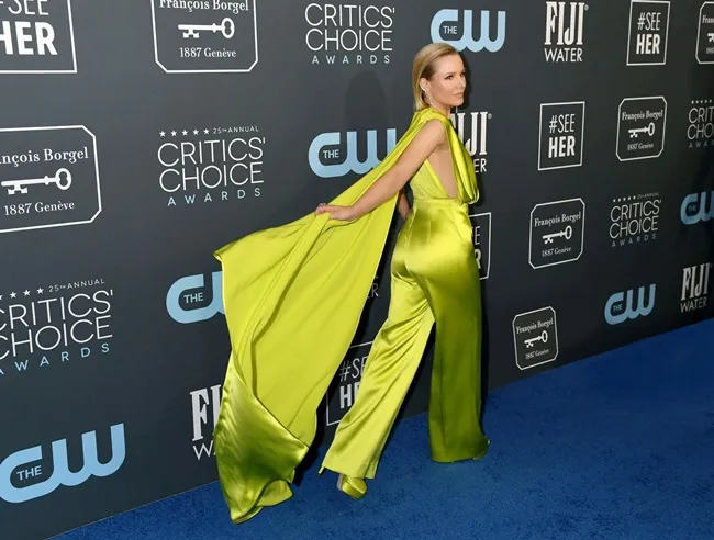  Kristen Bell khéo léo hất phần tà sau được thiết kế giống một chiếc áo choàng lụa, gợi liên tưởng đến hình ảnh của nữ “siêu anh hùng”