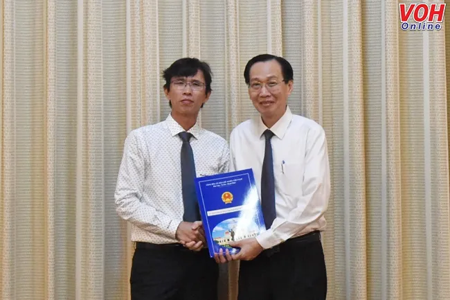 Phó Chủ tịch Thường trực UBND TPHCM Lê Thanh Liêm trao quyết định cho ông Nguyễn Anh Thi.