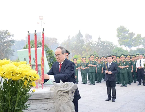 Lãnh đạo TPHCM dâng hương, dâng hoa tưởng niệm các anh hùng liệt sĩ