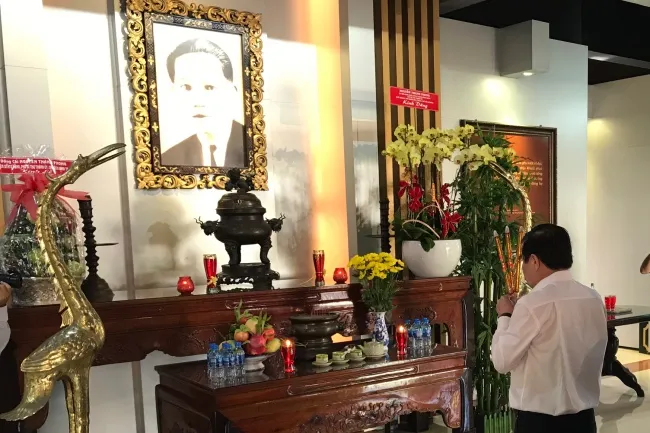 Thắp hương tại Nhà tưởng niệm ông Nguyễn An Ninh