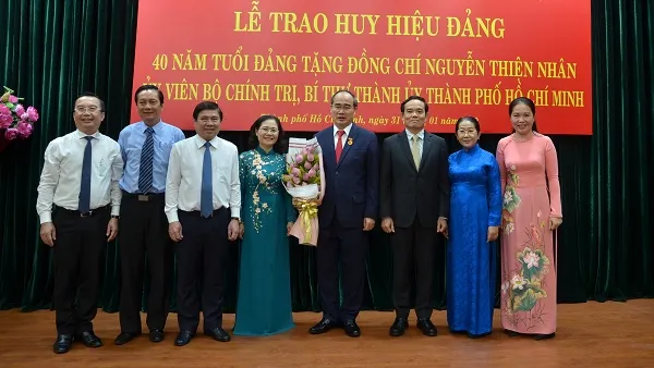 Bí thư Thành ủy Nguyễn Thiện Nhân nhận Huy hiệu 40 năm tuổi đảng 