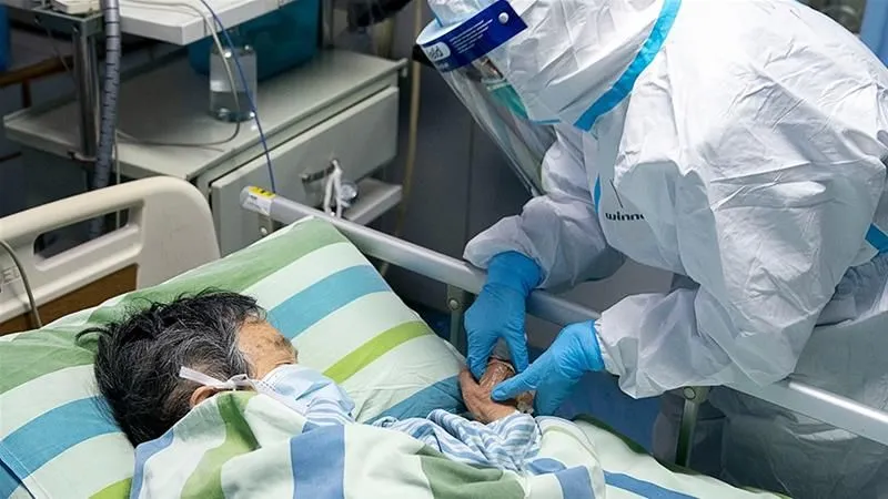 Bác sĩ đang điều trị bệnh nhân nhiễm virus corona ở Bệnh viện Zhongnan, thành phố Vũ Hán