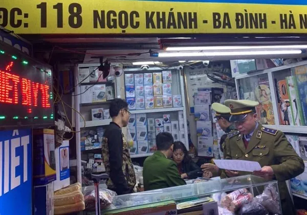 Cảnh sát kiểm tra cửa hàng chặt chém khẩu trang y tế 