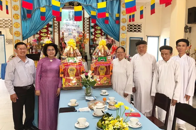 Chủ tịch Ủy ban Mặt trận Tổ quốc Việt Nam Thành phố Tô Thị Bích Châu đến thăm và chúc mừng Ban Đại diện Hội thánh Cao đài Ban chỉnh đạo TPHCM và Thánh thất Đô Thành.