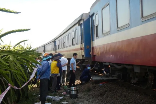 Tàu SE25 bị trật bánh tại Bình Thuận, đường sắt Bắc – Nam ngưng trệ nhiều giờ 