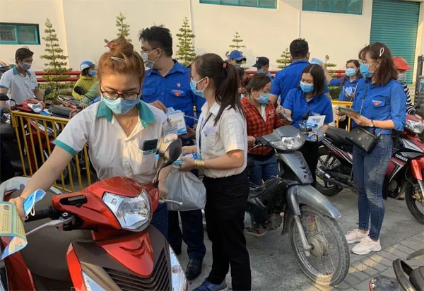 Quận Bình Tân: Phát hàng nghìn khẩu trang y tế miễn phí phòng, chống virus Corona cho công nhân