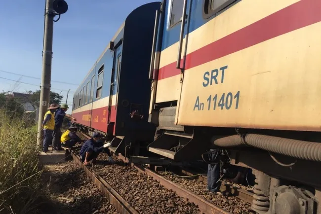 Tàu SE25 bị trật bánh tại Bình Thuận, đường sắt Bắc – Nam ngưng trệ nhiều giờ 