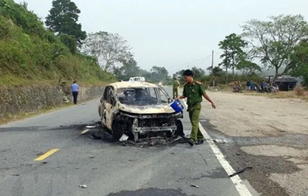 Quảng Nam: Xe ôtô 7 chỗ phát nổ, 2 người tử vong