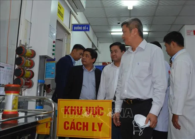 Thứ trưởng Bộ Y tế Nguyễn Trường Sơn kiểm tra công tác phòng chống dịch corona tại TPHCM 1