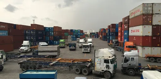 Tái xuất 25 container phế liệu tại cảng Cát Lái, TPHCM
