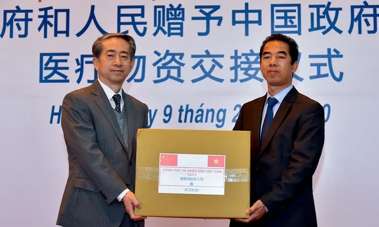 Thứ trưởng Ngoại giao Việt Nam Tô Anh Dũng (phải) và Đại sứ Trung Quốc Hùng Ba tại buổi lễ trao tặng vật tư y tế hôm nay.