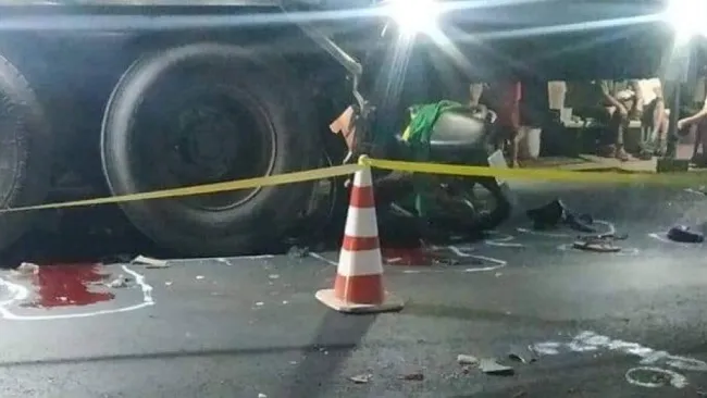 Tin tức tai nạn giao thông ngày 11/2: Hai thanh niên tông xe máy vào xe tải tử vong thương tâm 