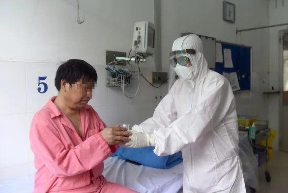 Ông Li Ding (bìa trái) được các bác sĩ Bệnh viện Chợ Rẫy chăm sóc trong phòng cách ly đặc biệt. Ảnh: TTO 