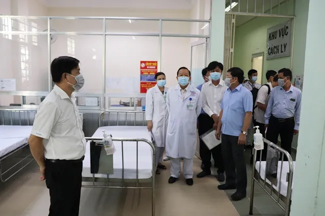 Ông Lê Văn Thinh – Chủ tịch Ủy ban nhân dân quận Bình Tân đi giám sát và chỉ đạo công tác phòng chống dịch viêm phổi cấp do virus Corona chủng mới (Covid-19) trên địa bàn quận Bình Tân.