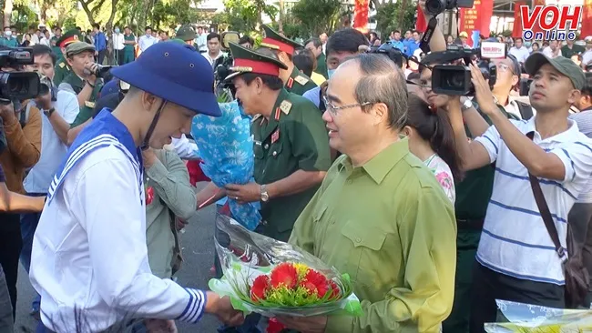 Bí thư Thành ủy Nguyễn Thiện Nhân tặng hoa, thăm hỏi và động viên thanh niên trước giờ nhập ngũ.