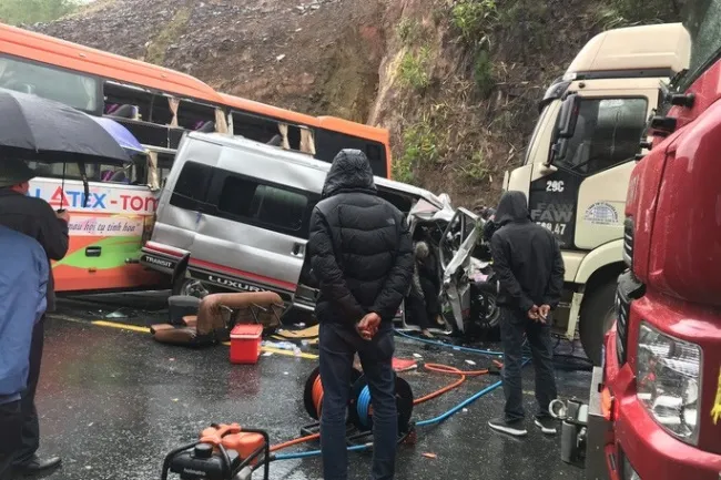 Tin tức tai nạn giao thông hôm nay 17/2/2020: Tai nạn kinh hoàng, ít nhất 6 người thương vong 