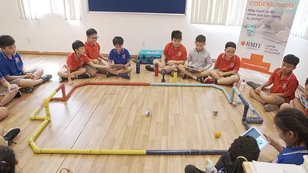 Học sinh trường Quốc tế TAS thực hành lập trình robot Sphero trong một buổi học của CODE4Schools