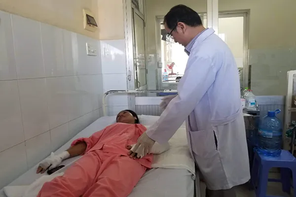 Bác sĩ Ngô Đức Hiệp đang thăm khám cho bệnh nhân