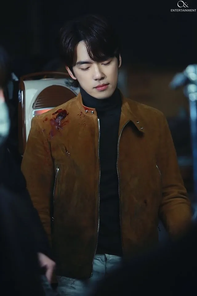 Phát sốt với loạt ảnh cực ngầu của ‘thánh lừa đảo’ Seung Joon trong hậu trường Crash Landing On You 13