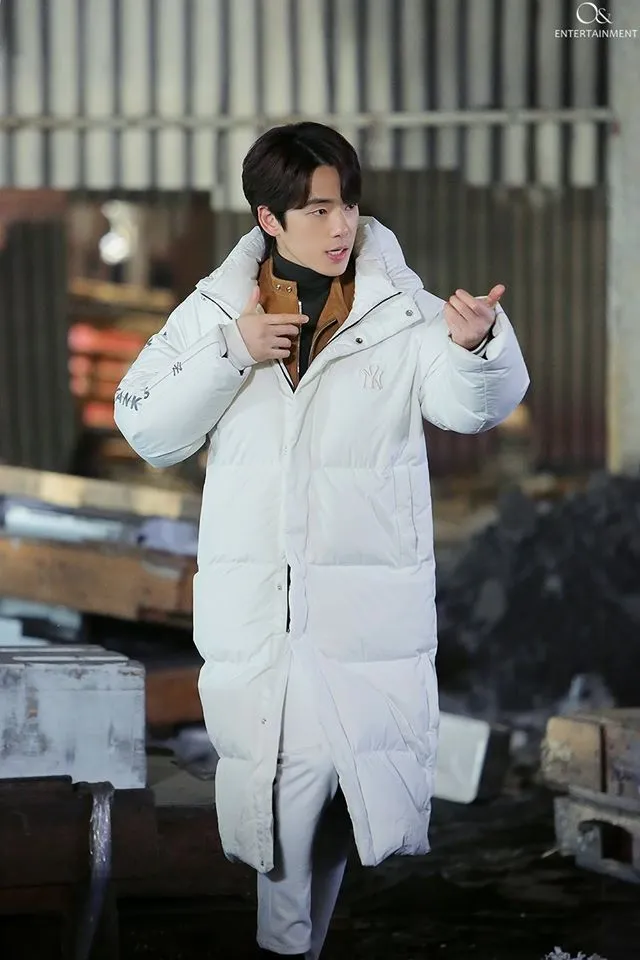 Phát sốt với loạt ảnh cực ngầu của ‘thánh lừa đảo’ Seung Joon trong hậu trường Crash Landing On You 10