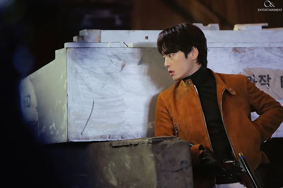 Phát sốt với loạt ảnh cực ngầu của ‘thánh lừa đảo’ Seung Joon trong hậu trường Crash Landing On You 12