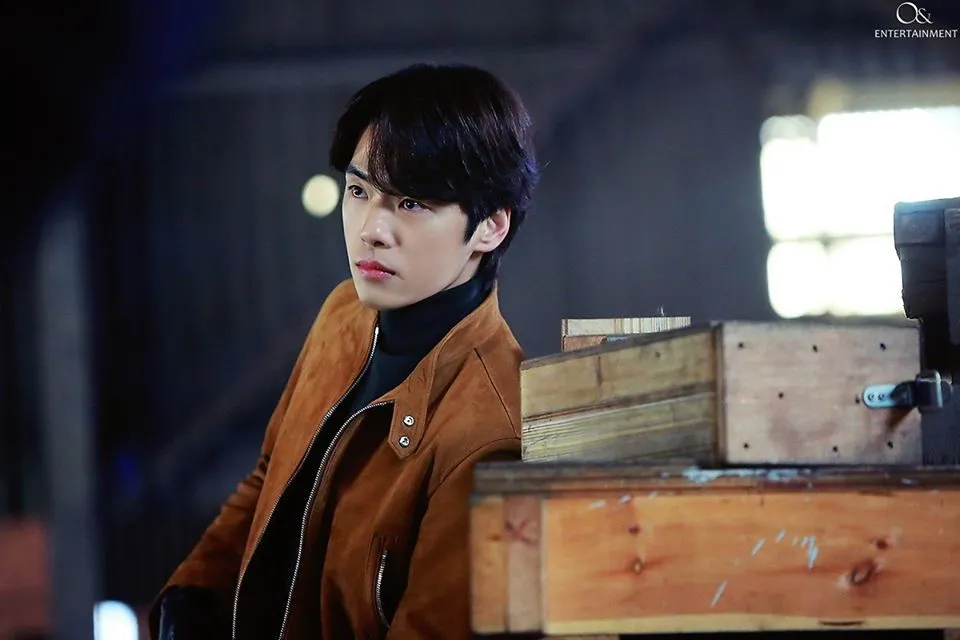 Phát sốt với loạt ảnh cực ngầu của ‘thánh lừa đảo’ Seung Joon trong hậu trường Crash Landing On You 6