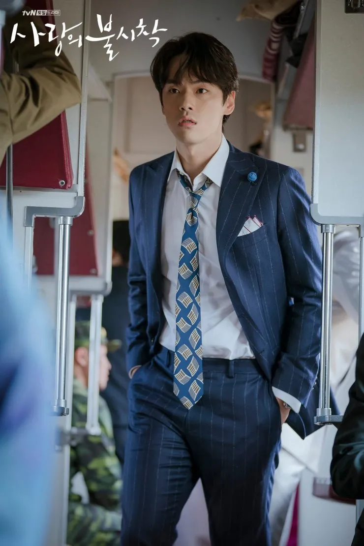 Phát sốt với loạt ảnh cực ngầu của ‘thánh lừa đảo’ Seung Joon trong hậu trường Crash Landing On You 4