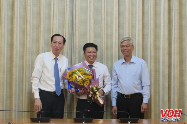 Ông Lê Thanh Liêm và ông Võ Văn Hoan trao quyết định và tặng hoa chúc mừng ông Võ Thành Khả