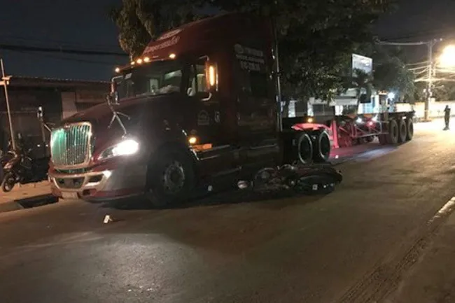 Tin tức tai nạn giao thông hôm nay 25/2/2020: Xe máy chở 3 tông xe tải, 2 người thiệt mạng 