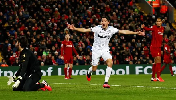 Kết quả Ngoại hạng Anh ngày 25/2: Thắng nhọc West Ham, Liverpool san bằng kỷ lục Man City