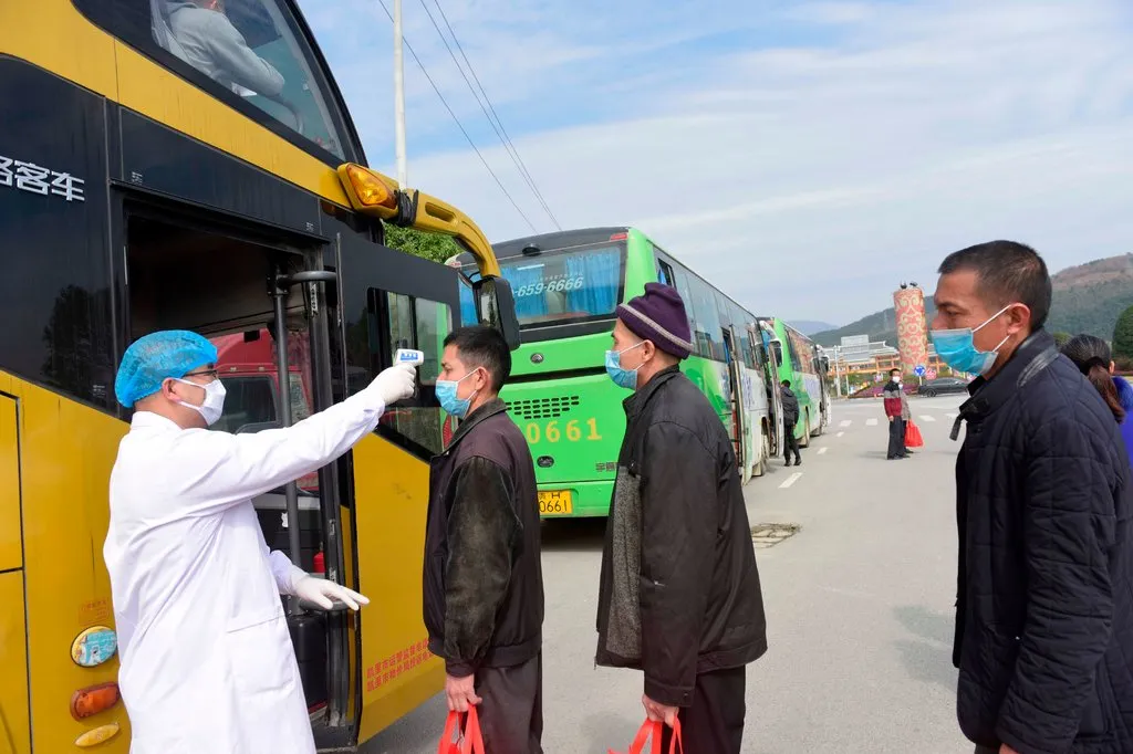 Trung Quốc miễn phí giao thông công cộng cho người lao động